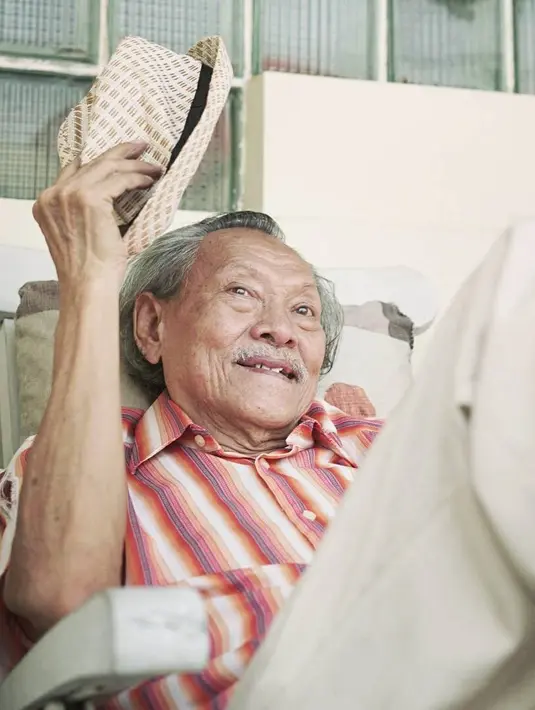 Menurut catatan Wikipedia, Hanky Solaiman terlibat di 87 judul film layar lebar, 5 judul sinetron, dan terlibat di belakang layar 14 judul film pada tahun 1983 hingga 1990. Selamat Jalan Hanky Solaiman. (Instagram/opahenky)