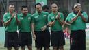 Mantan pemain Timnas Indonesia saat memberikan pelatihan kepada pesepak bola cilik di Lapangan Simprug, Jakarta, Sabtu (16/12/2017). Legenda sepak bola Indonesia ikut berpartisipasi pada MILO Football Clinic Day. (Bola.com/M Iqbal Ichsan)