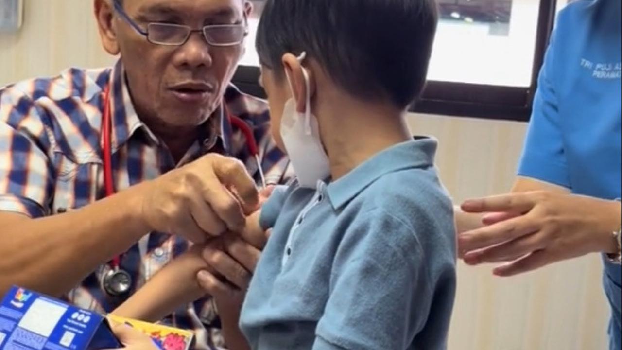 "Ini yang dihitung nih (mendistraksi ke arah permen). Ini gosok-gosok doang (sambil menunjukkan kapas dingin). Kasih plester, mana nih plesternya nih," tuturnya mengakhiri sesi.<br>