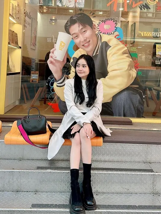 Mawar juga terlihat begitu bahagia dalam unggahan Instagramnya. Liburannya di Korea memberikan keceriaan yang terpancar dari wajahnya yang memesona. Meski telah menjalani kehidupan sebagai single mom sejak bercerai, Mawar AFI tampak menikmati setiap momen dalam hidupnya. (Liputan6.com/IG/@mysamawar)