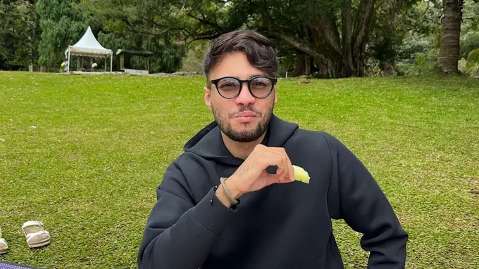 FOTO: Gaya Refal Hady Pakai Kacamata Hitam, Tampil Stylish