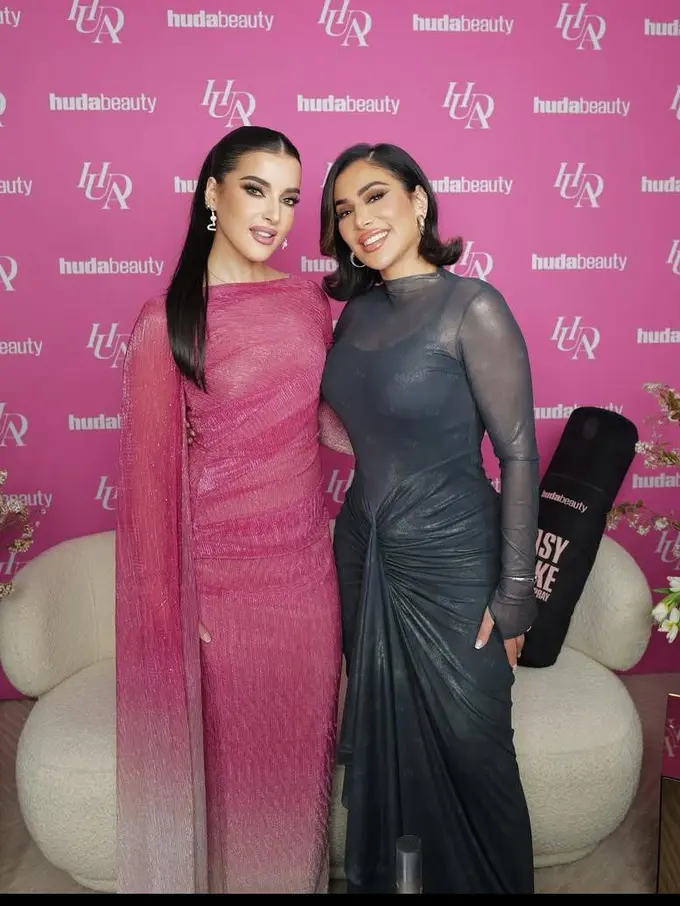 Gaya Tasya Farasya Ketemu Idola, Huda Kattan, Kompak Pakai Gaun Bling-Bling Glamor hingga Ikutan Tren Velocity