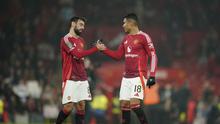 Dua pemain Manchester United (MU), Casemiro dan Bruno Fernandes, merayakan kemenangan yang diraih timnya saat menghadapi Leicester City di babak 16 besar Carabao Cup 2024/2025, Kamis (31/10/2024) dini hari WIB. (AP Photo/Dave Thompson)