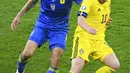 Pemain Swedia Emil Forsberg (kanan) dan memperebutkan bola dengan pemain Ukraina Taras Stepanenko pada pertandingan babak 16 besar Euro 2020 di Stadion Hampden Park, Glasgow, Selasa (29/6/2021). Ukraina menang 2-1. (AP Photo/Andy Buchanan, Pool)