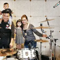 Posan Tobing dan Valentina Tia bersama dua anaknya (Dok. Pribadi)