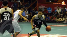 Pebasket Aspac Jakarta Andakara Dhyaksa (1) mencoba memberikan tekanan ke pertahanan Satria Muda Britama (Liputan6.com/Helmi Fithriansyah)