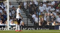 Pemain dan suporter Derby County tertunduk lesu usai timnya dipastikan terdegradasi dari Premier League 2007/2008. (AFP/Leon Neal)