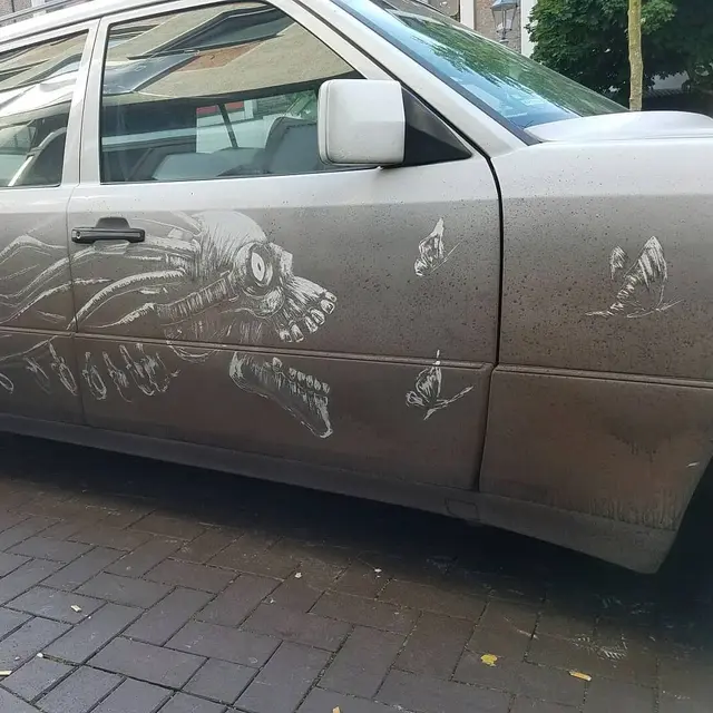 Lukisan di Mobil Kumuh
