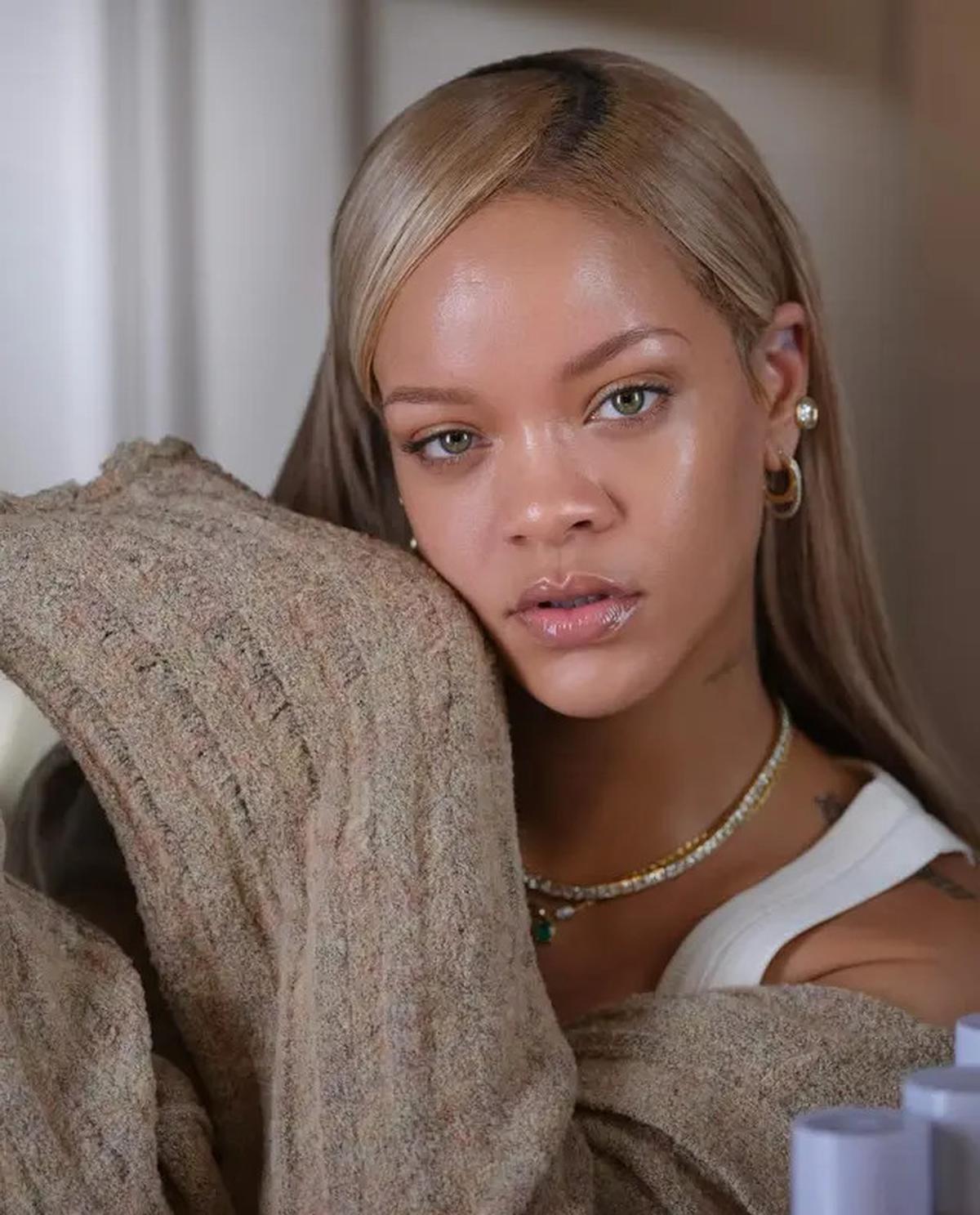 Dari Dua Lipa hingga Rihanna, Rambut Belah Samping Diprediksi Bakal Kembali Hits pada 2025
