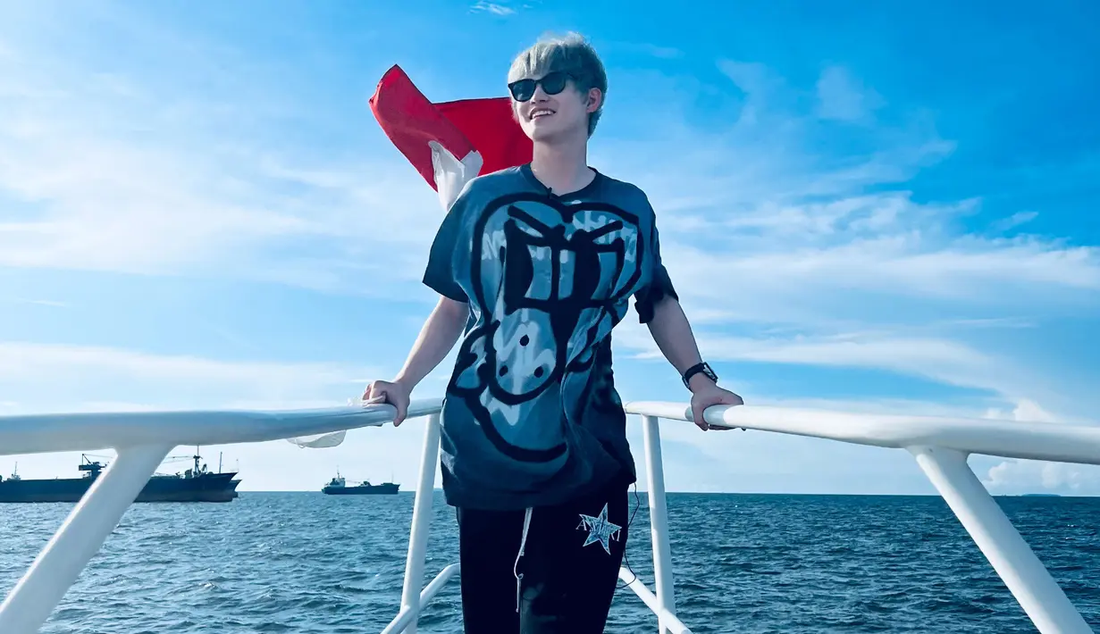 <p>Tampil santai mengenakan kaos bermotif, celana jogger dan sneaker, gaya Chenle satu ini sudah seperti anak Jakarta belum? (Weibo/KHCENLE).</p>
