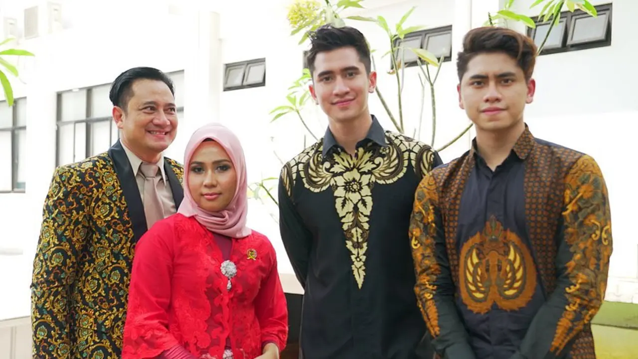 6 Potret Kedekatan Verrel Bramasta dan Ibu Sambung yang Jarang Tersorot