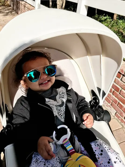 Ia pun sempat mengunggah sebuah video Dream yang tengah berkata, "Hi, dad!" atau "Hai, ayah!". (instagram/dreamkardashian2016)