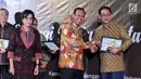 President Commissioner EMTEK Eddy Kusnadi Sariaatmadja (kanan) mendapatkan apresiasi dan penghargaan dari Kementerian Keuangan di Jakarta, Rabu (13/3). Eddy dianggap berkontribusi besar dan patuh terhadap peraturan perpajakan. (Liputan6.com/JohanTallo)