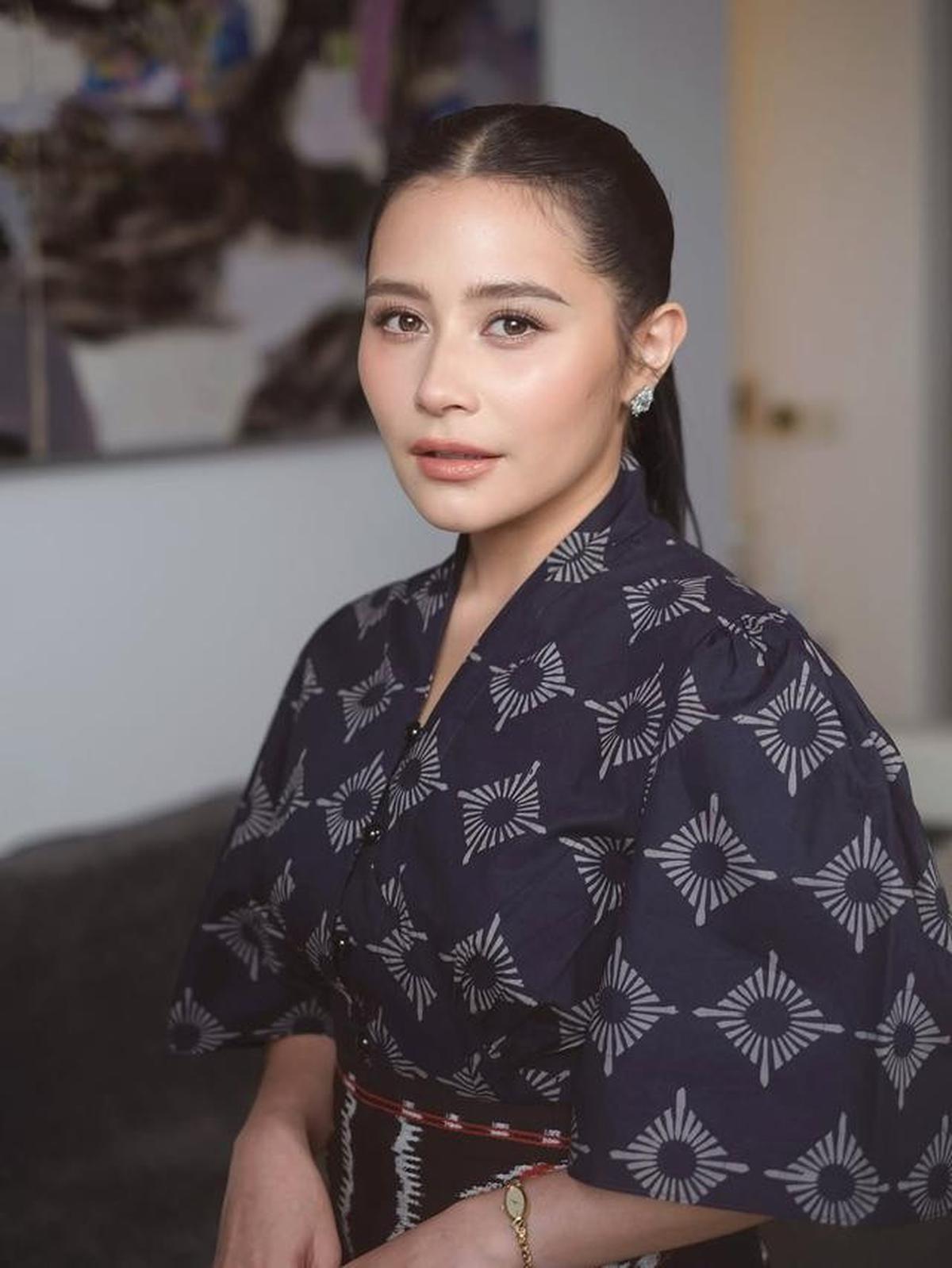 Gaya Berbatik Prilly Latuconsina, Modern dan Elegan dengan Sentuhan Tradisional
