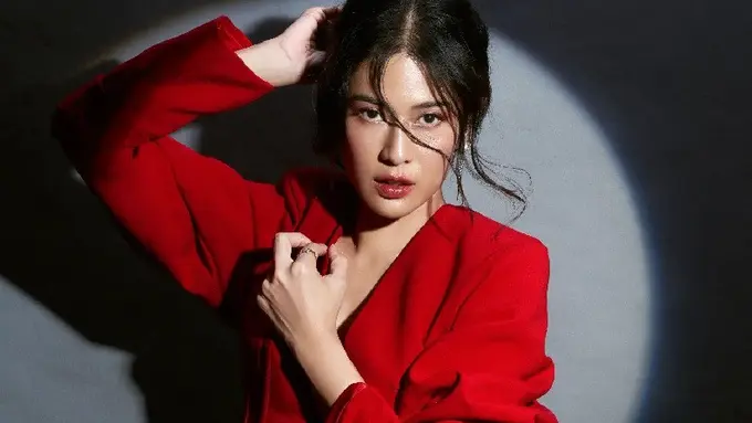 Dian Sastrowardoyo pakai lipstik merah (Instagram/diansastro)