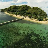 Pulau Kenawa bisa jadi pilihan lain liburan kamu di Timur Indonesia.