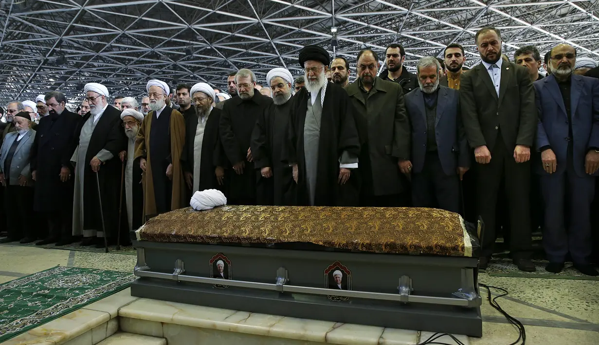 Suasana saat Ayatollah Ali Khamenei bersama warganya menyalatkan jenazah mantan Presiden Iran, Hashemi Rafsanjani di kampus Tehran University di Teheran, Iran (10/1). (AP)