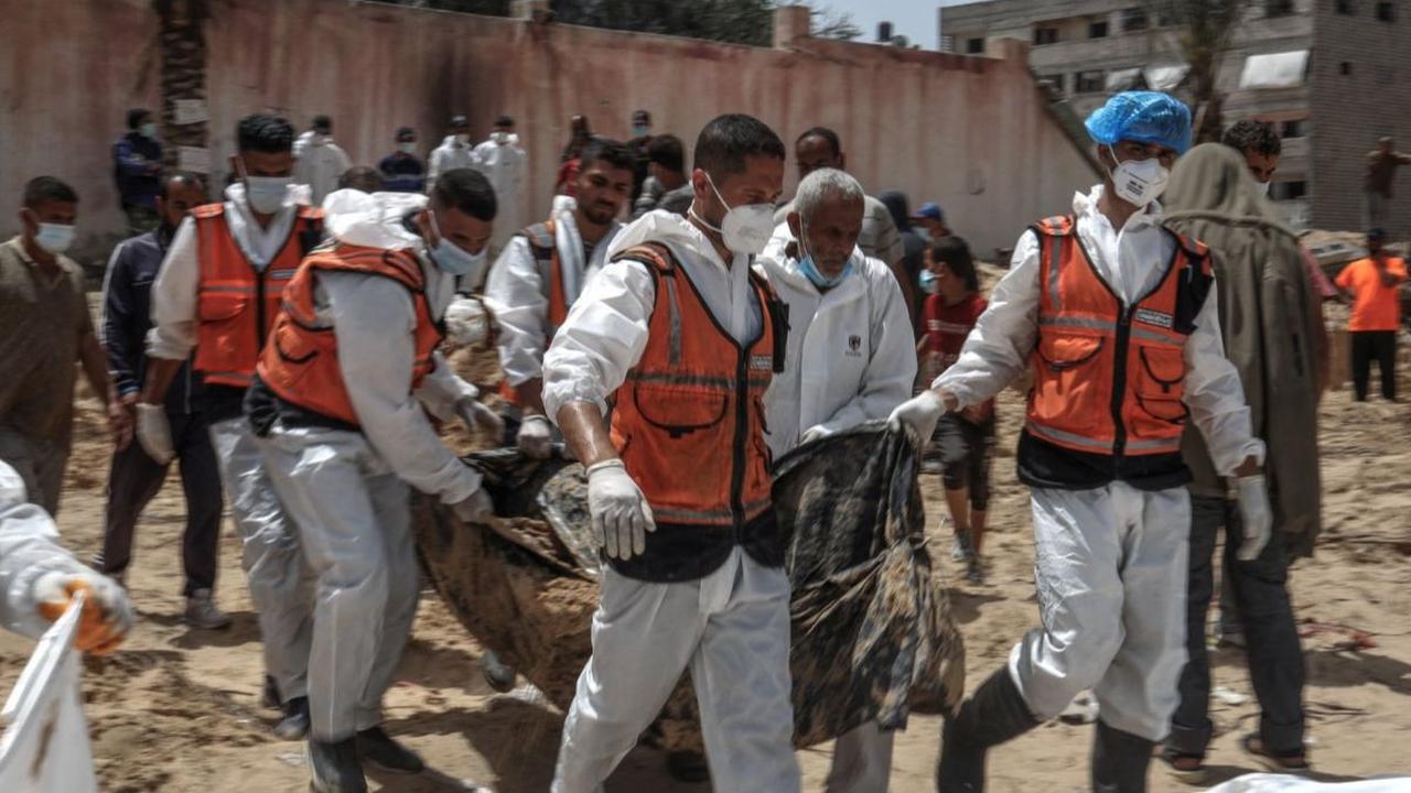 Sejumlah warga dan petugas kesehatan mengevakuasi jenazah di kuburan massal yang ditemukan di Rumah Sakit (RS) Al-Nasser, Jalur Gaza, Palestina, pada 23 April 2024. Kuburan massal dengan ratusan mayat ditemukan di dua rumah sakit Jalur Gaza yang sebelumn