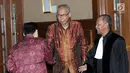 Terdakwa korupsi proyek e-KTP, Setya Novanto (kiri) menyalami Bimanesh Sutarjo saat jeda sidang dugaan merintangi penyidikan korupsiE-KTP dengan terdakwa Bimanesh Sutarjo di Pengadilan Tipikor, Jakarta, Jumat (27/4). (Liputan6.com/Helmi Fithriansyah)