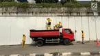 Pasukan Kuning mengecat dinding Underpass Kebayoran Baru, Jakarta Selatan, Kamis (1/2). Pengecatan dilakukan sebagai bentuk perawatan. (Liputan6.com/Immanuel Antonius)