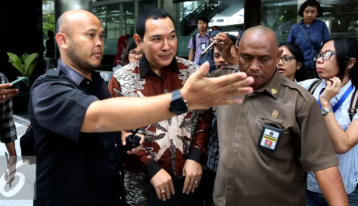 Tommy Soeharto (tengah) saat mendatangi Kantor Pelayanan Pajak (KPP) Wajib Pajak Besar, Jakarta, Kamis (15/9). Kehadiran Tommy untuk mendaftarkan diri pada program pengampunan pajak (tax amnesty). (Liputan6.com/Johan Tallo)