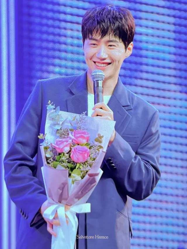 Kim Seon Ho Begitu Semringah Saat Menggelar Fan Meeting di Bangkok yang Berlokasi di Queen Sirikit National Convention Center (QSNCC) pada Sabtu (11/2) hingga Minggu (12/2) (Foto: https://twitter.com/SalvatoreHarace)