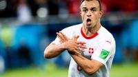 Pemain Swiss, Xherdan Shaqiri merayakan gol ke gawang Serbia pada laga grup E Piala Dunia 2018 di Stadion Kaliningrad, Jumat (22/6). Shaqiri merayakan gol dengan gerakan tangan seperti lambang burung di bendera Albania. (Laurent Gillieron/Keystone via AP)