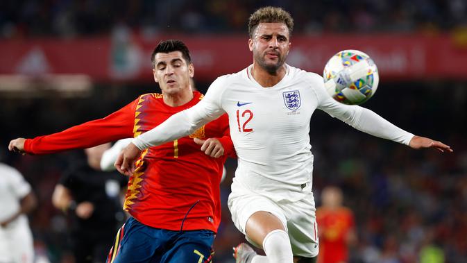 Bek Inggris, Kyle Walker berebut bola dengan striker Spanyol, Alvaro Morata selama pertandingan UEFA Nations League 2018 di stadion Benito Villamarin, Sevilla (15/10). Inggris menang 3-2 atas Spanyol. (AP Photo/Miguel Morenatti)