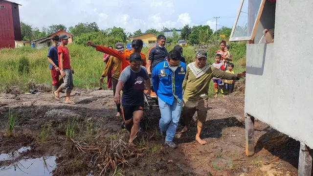 Pesawat Microligt Trike milik KLHK di Kilometer 3 Jalan Tanjung Pura-Sei Awan, RT 03 RW 02, Dusun Pematang Merbau, Desa Sungai Awan Kiri, Kecamatan Muara Pawan, Kabupaten Ketapang. (Liputan6.com/Aceng Mukaram)