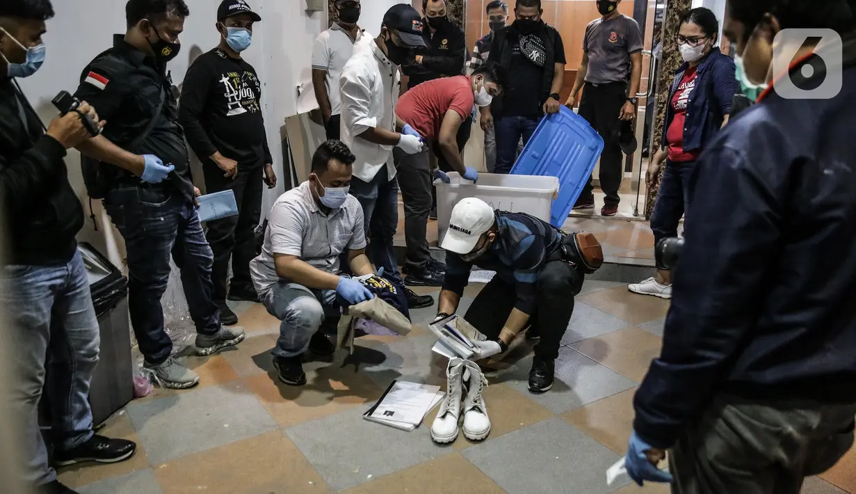 Polisi mengumpulkan barang bukti saat penggeledahan di lokasi bekas Sekretariat Markas FPI di Petamburan, Jakarta, Selasa (27/4/2021). Penggeledahan tersebut usai pengacara eks Pimpinan FPI Rizieq Shihab, Munarman ditangkap Densus 88 sore tadi di kediamannya. (Liputan6.com/Faizal Fanani)