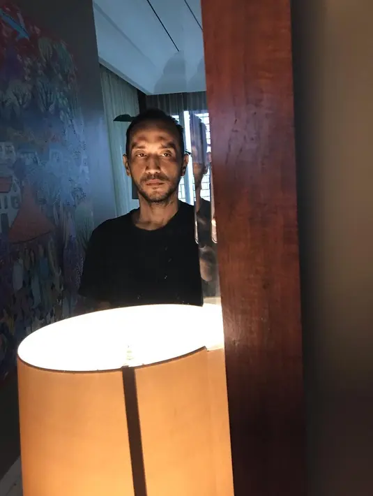 "Dear teman2 online, teman2 media dan semuanya. Maaf aku ga bisa balas satu2 chatnya. He's getting better, sedang ditangani dengan baik. Terima kasih atas doa dan perhatiannya untuk suami. Thank you so much. Love you guys," tulis Richa Novicha di laman instagram story-nya. (Instagram/iskak_gary)