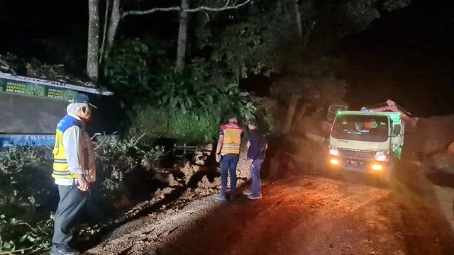 Menteri Pekerjaan Umum dan Perumahan Rakyat (PUPR) Basuki Hadimuljono meninjau lokasi longsor di Jalan Nasional Cianjur-Puncak. (Dok Kementerian PUPR)