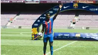 Samuel Umtiti secara resmi diperkenalkan sebagai pemain baru Barcelona pada Jumat (15/7/2016). (Barcelona)