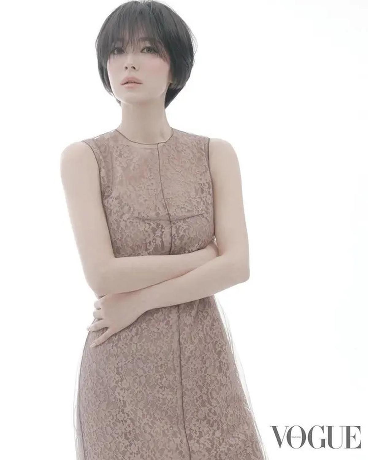 8 Gothic Look Song Hye Kyo yang Nampang di Majalah Vogue, Bak Boneka Hidup di Usia 43 Tahun