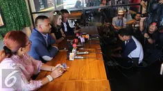 Artis dan Model dewasa Nikita mirzani berserta pengacara pada saat jumpa pres di sebuah cafe bilangan jakarta utara, Kamis (31/12). Nikita merasa dirinya sudah bersih dari kasus dan sangkaan prostitusi yang mencatut namanya. (Liputan6.com/Herman Zakharia)