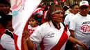 Seorang wanita pendukung timnas sepak bola Peru berkumpul di alun-alun Miserere jelang pertandingan kualifikasi Piala Dunia 2018 melawan Argentina di Buenos Aires (4/10). (AFP Photo/Emiliano Lasalvia)