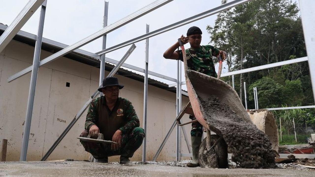 TNI-BNPB Percepat Pembangunan Huntara Tanah Datar untuk Korban Tanah Bergerak