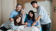 Pasca melahirkan anak pertama, Nabila Maharani aktif membagikan momen bahagianya telah menjadi seorang ibu. Begitu pula dengan Tri Suaka yang kini menjadi ayah. Kebahagiaan juga dirasakan oleh keluarga Nabila, tak terkecuali sang adik yang akhirnya punya keponakan baru. (Liputan6.com/IG/@nadiaamaharaniii)