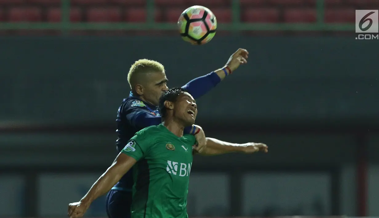 Penyerang Arema FC, Cristian Gonzales (kiri) berebut bola dengan pemain Bhayangkara FC, Jajang Mulyana pada lanjutan Liga 1 Indonesia di Stadion Patriot Candrabhaga, Bekasi, Jumat (4/8). Bhayangkara FC unggul 2-1. (Liputan6.com/Helmi Fithriansyah)