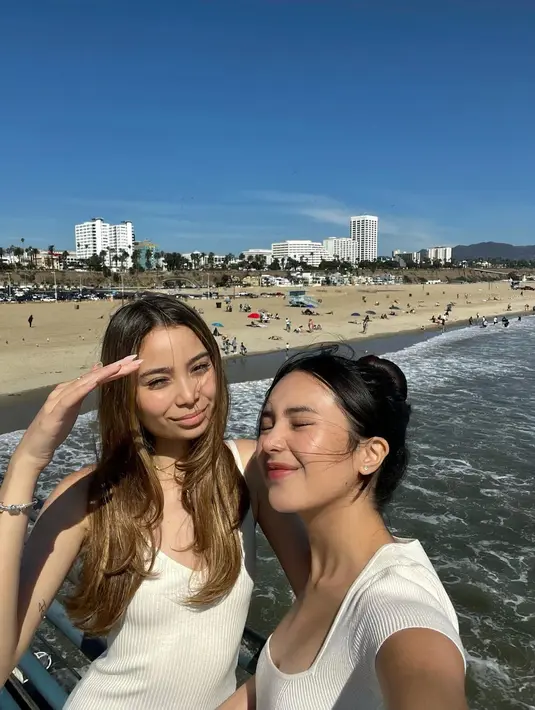 Beby Tsabina berselfie dengan temannya saat berada di pantai di California itu. Gaya selfie Beby membuat semua orang dapat menikmati dengan bebas wajah cantik yang dimiliki perempuan bernama lengkap Cut Putri Tshabina ini. (Instagram/bebytsabina)
