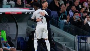 Vinicius Junior ditarik keluar saat Real Madrid menang 2-0 atas Sevilla pada laga pekan ke-17 La Liga di Santiago Bernabeu, Minggu (21/12/2025) dini hari WIB. Ketika berjalan keluar pada menit ke-83, Vinicius mendapat cemoohan dari sejumlah pendukung El Real yang hadir di stadion. (AP Photo/Manu Fernandez)