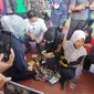 Budi Gunadi Sadikin Mendampingi Seorang Siswi di SMK Negeri 1 Cibinong Saat Ambil Darah Guna Mengetahui Apakah Berisiko Anemia atau Tidak. Anemia Mencegah Ibu Meninggal Saat Melahirkan, Anak Lahir Meninggal, dan Anak Stunting (Foto: Aditya Eka Prawira/Liputan6.com)