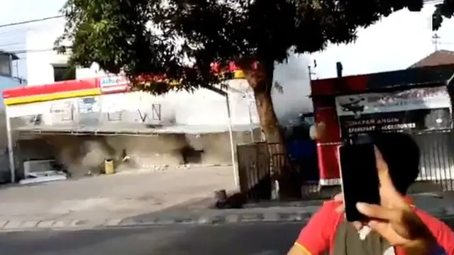 VIDEO: Detik-detik Minimarket Roboh Saat Gempa Lombok