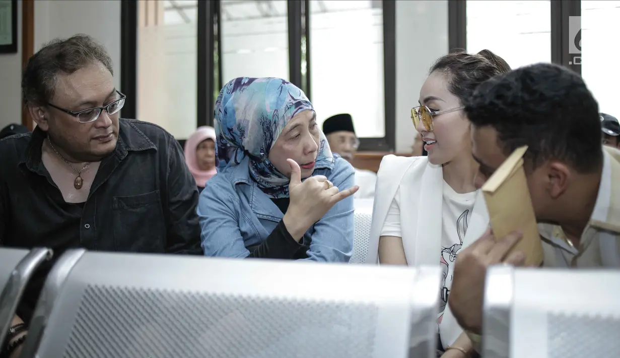 Cinta Ratu (kedua kanan) berbincang dengan ibunya saat menunggu sidang cerai di Pengadilan Agama Jakarta Selatan, Senin (12/3). Cinta mengaku sudah sejak tiga bulan lalu, tidak bertemu dan berkomunikasi dengan Roby. (Liputan6.com/Faizal Fanani)