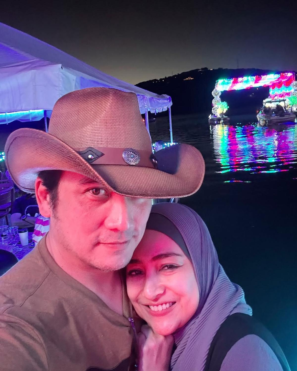 Potret Tengku Firmansyah Pakai Topi Cowboy saat Liburan di Texas Bersama Keluarga
