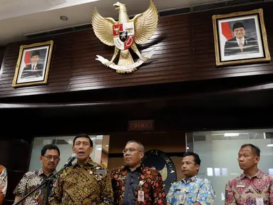  Suasana jumpa pers terkait isu pro dan kontra pembubaran ormas Hizbut Tahrir Indonesia (HTI) di Jakarta, Jumat (12/5). Pemerintah menyatakan tidak akan berkompromi dengan ormas yang mengancam NKRI. (Liputan6.com/Johan Tallo)