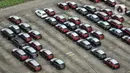 Deretan mobil baru terparkir di kawasan Marunda, Cilincing, Jakarta, Senin (21/6/2021). Diskon 0 persen Pajak Penjualan atas Barang Mewah (PPnBM) sebagai upaya mengakselerasi pemulihan ekonomi nasional di masa pandemi. (merdeka.com/Iqbal S. Nugroho)