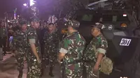 Pasukan TNI mulai berjaga di wilayah Jakarta Barat, Jumat (4/11/2016) dinihari. (Liputan6.com/Muslim AR)