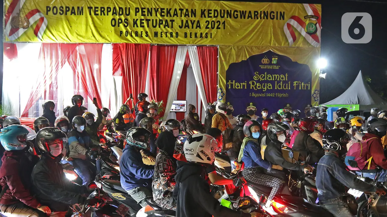 FOTO: Antrean Pemudik Bermotor di Pos Penyekatan Kedungwaringin