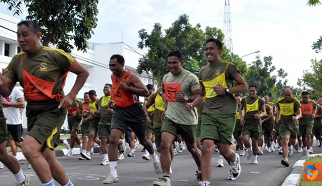 Citizen6, Sidoarjo: Sebelum samapta terlebih dahulu diadakan tensi tekanan darah untuk melihat kondisi apakah layak atau tidaknya anggota untuk mengikuti samapta, serta pengarahan oleh Pajasrek Pasmar-1 Kapten Marinir Mulyanto.(Pengirim: Budi Abdillah)